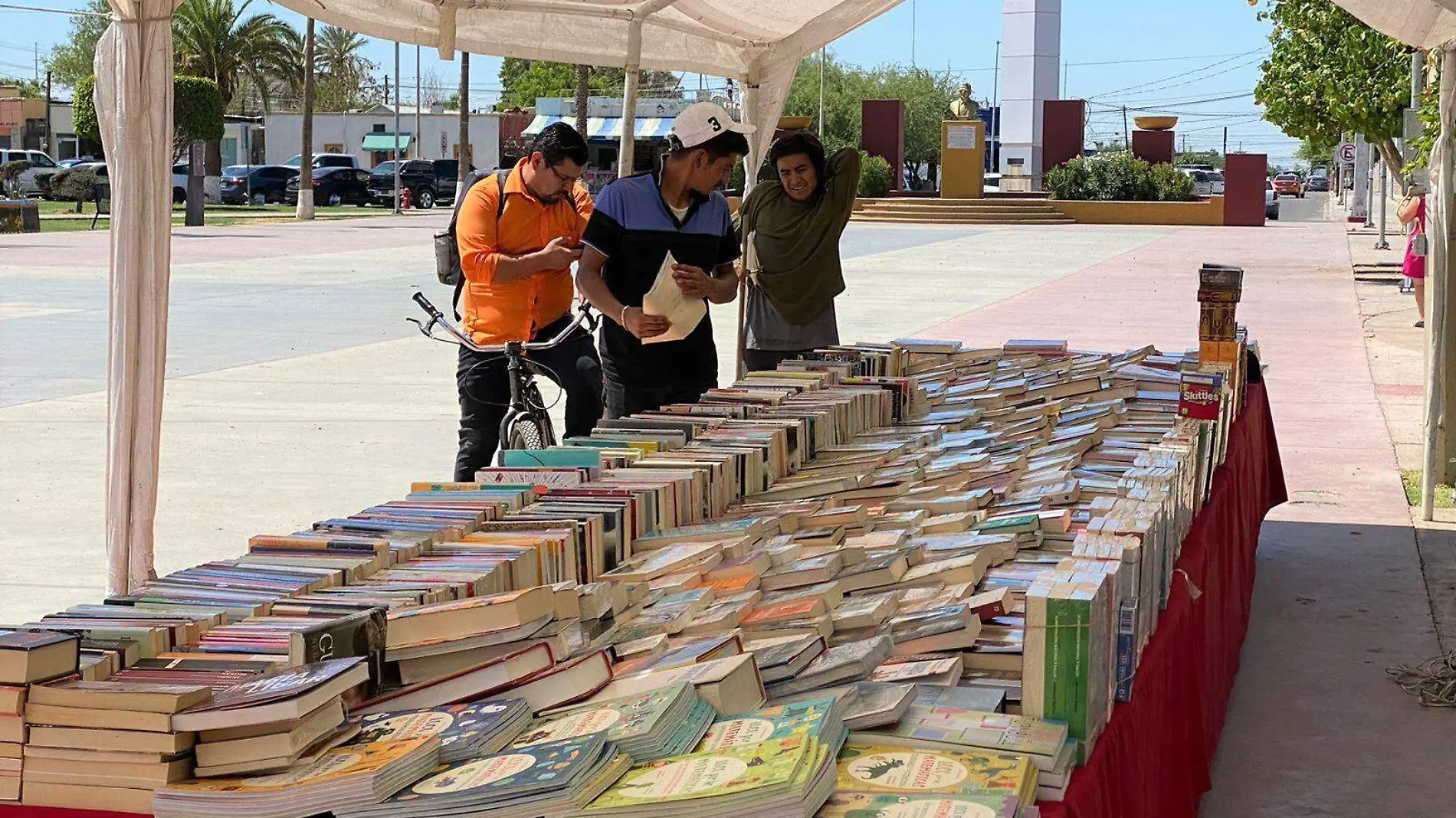 En la explanada del parque Benito Juárez se está ofreciendo material de lectura por parte del señor Tomás Méndez